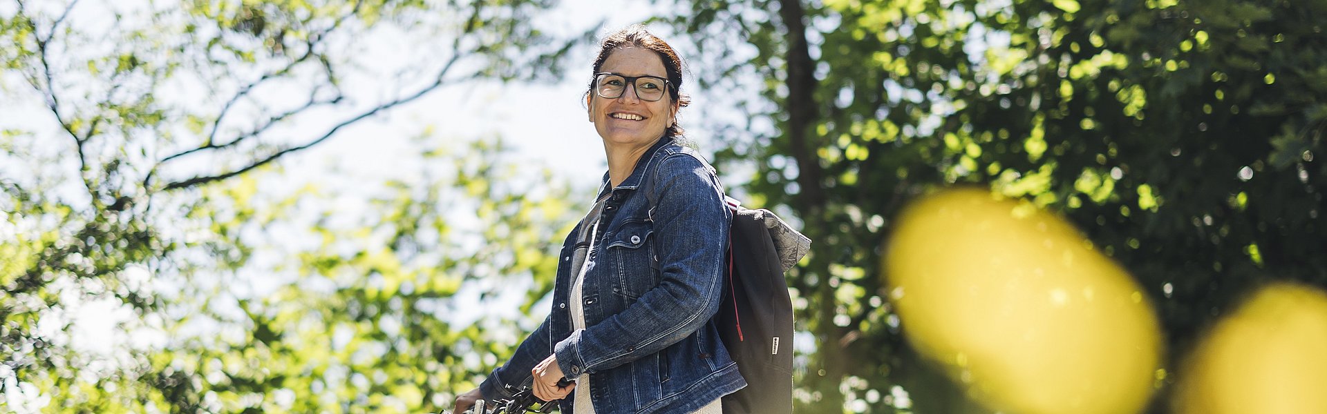 WH Mitarbeiterin im Freien