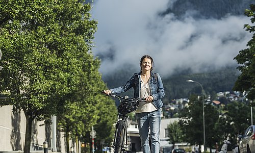 WH Mitarbeiterin am Rad auf dem Weg zur Arbeit
