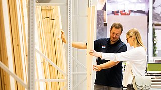 Kunde und WH Verkäufer in einem Gespräch im WH Holzverkauf