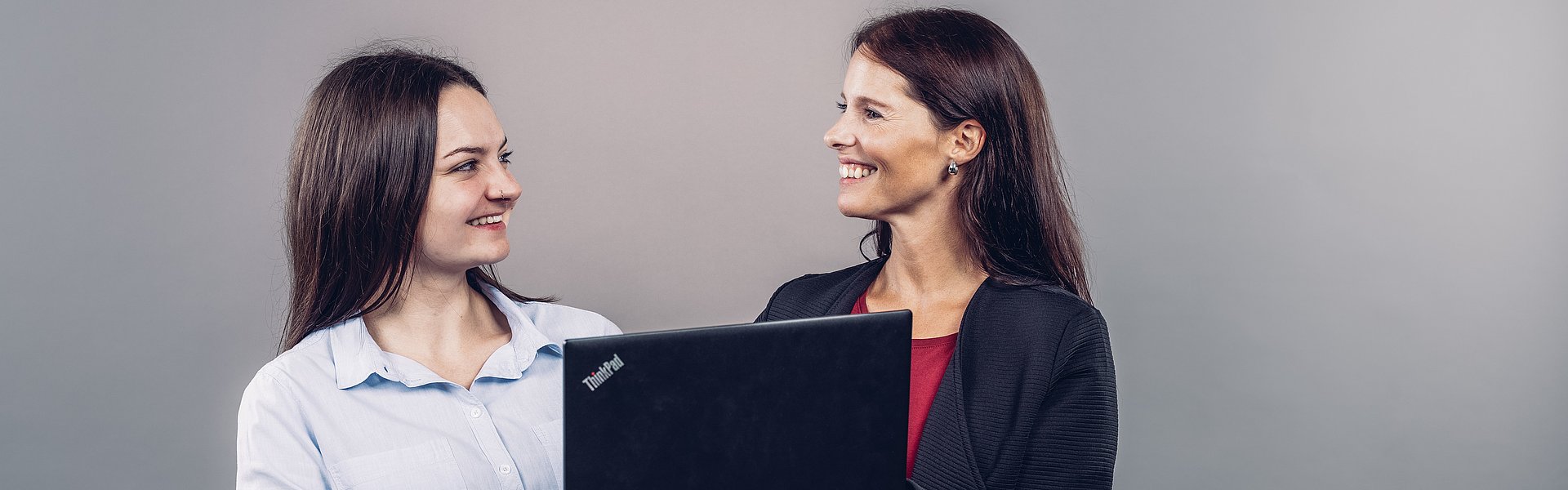 Zwei WH Mitarbeiter beim Planen an einem Laptop