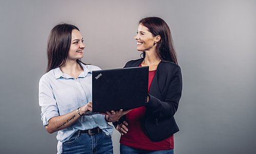 Zwei WH Mitarbeiter beim Planen an einem Laptop