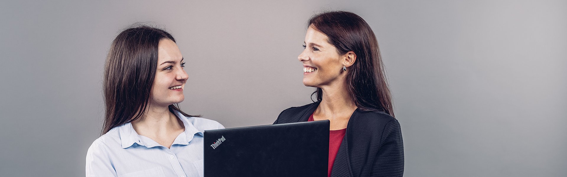 Zwei WH Mitarbeiter beim Planen an einem Laptop