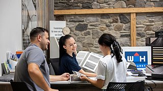 Kunden und WH Verkäufer im Verkaufsgespräch in der WH Fliesenabteilung