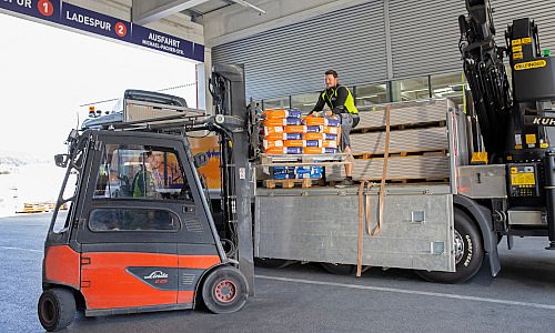 WH-Mitarbeiter beladen einen LKW