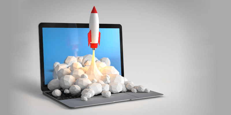 Laptop mit einer Rakete und Rauchwolken