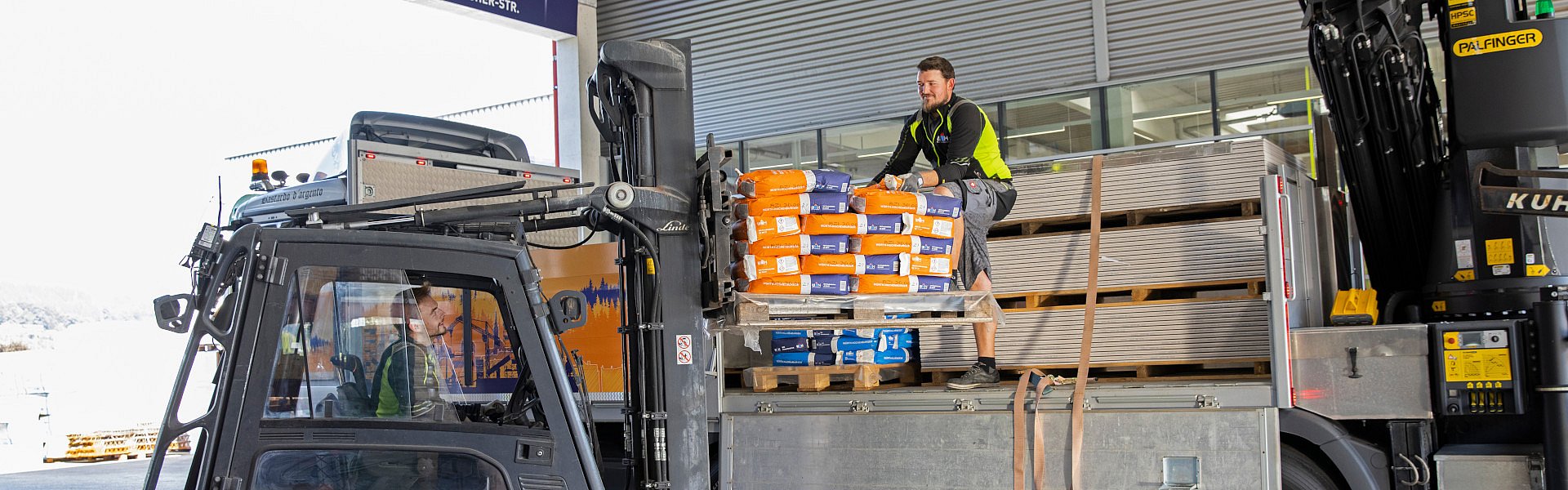 LKW wird im WH-Lager mit einem Stapler beladen