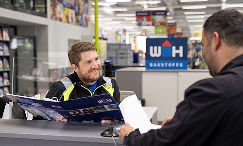 Frontoffice Mitarbeiter spricht mit einem Kunden