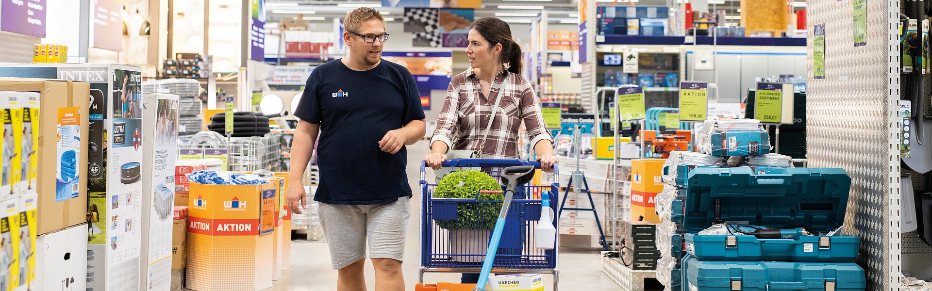 WH-Baumarkt Fachverkäufer spricht mit einer Kundin