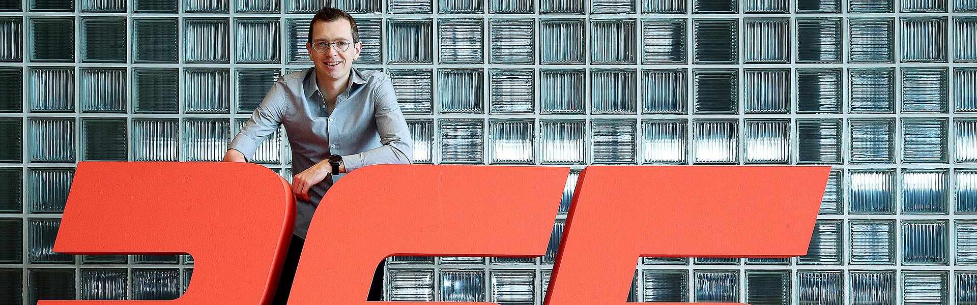 Günther Matzinger hinter einem Schriftzug "365"