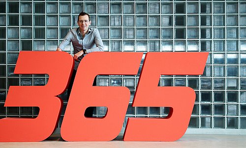 Günther Matzinger hinter einem Schriftzug "365"