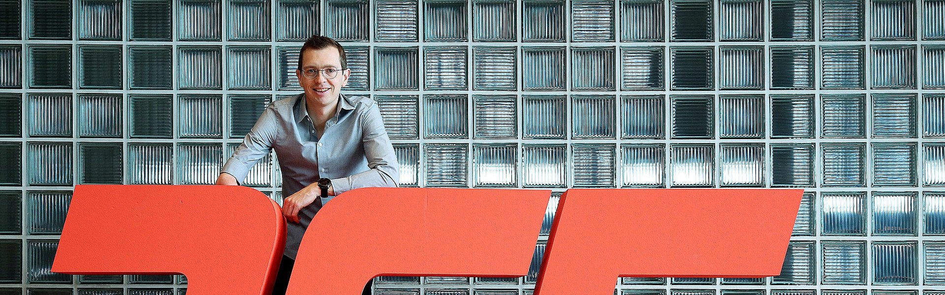 Günther Matzinger hinter einem Schriftzug "365"