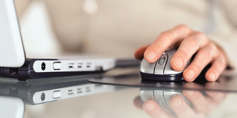 Schreibtischarbeit mit einem Laptop