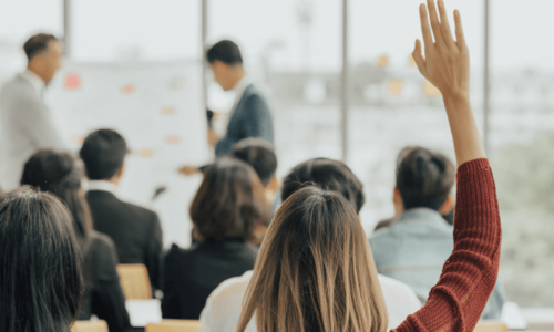 Aufzeigen während dem Unterricht in der WH-Akademie