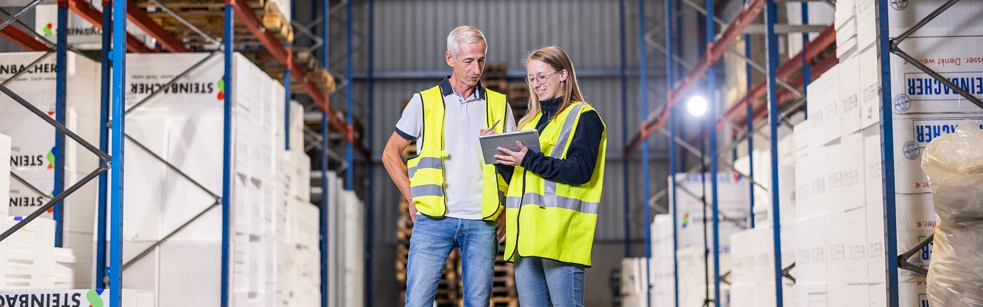 WH Lagermitarbeiter bei der Planung am Tablet