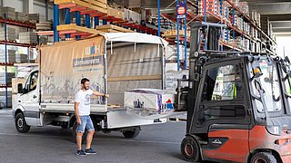 Staplerfahrer bei WH belädt einen Leihtransporter