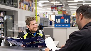 WH Verkäufer aus dem Innendienst im Fachgespräch mit Kunden
