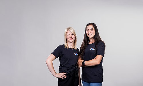 Zwei Mitarbeiterinnen beim Fotoshooting von WH