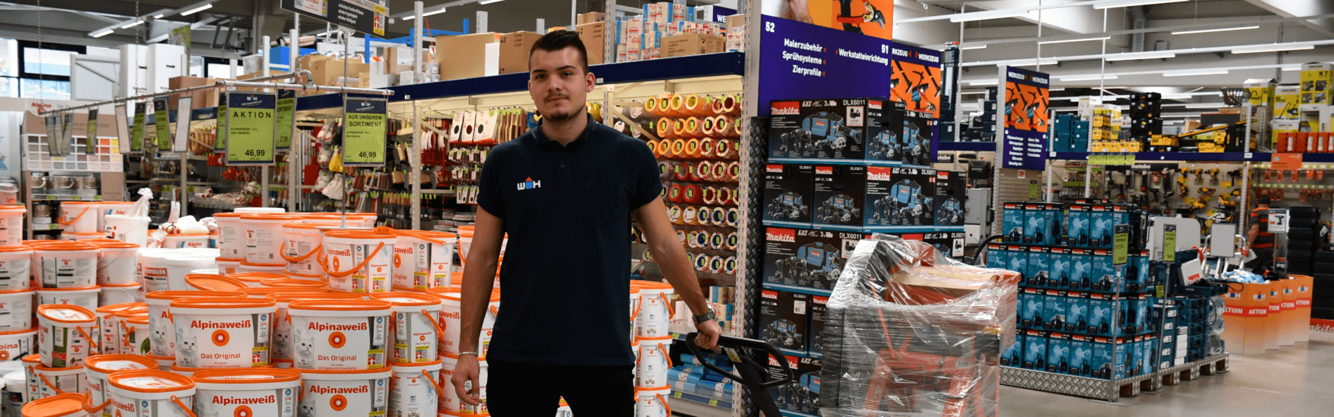 Baumarktmitarbeiter während der Arbeit im Baumarkt