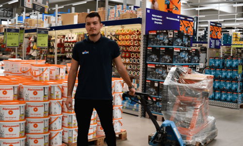 Baumarktmitarbeiter während der Arbeit im Baumarkt